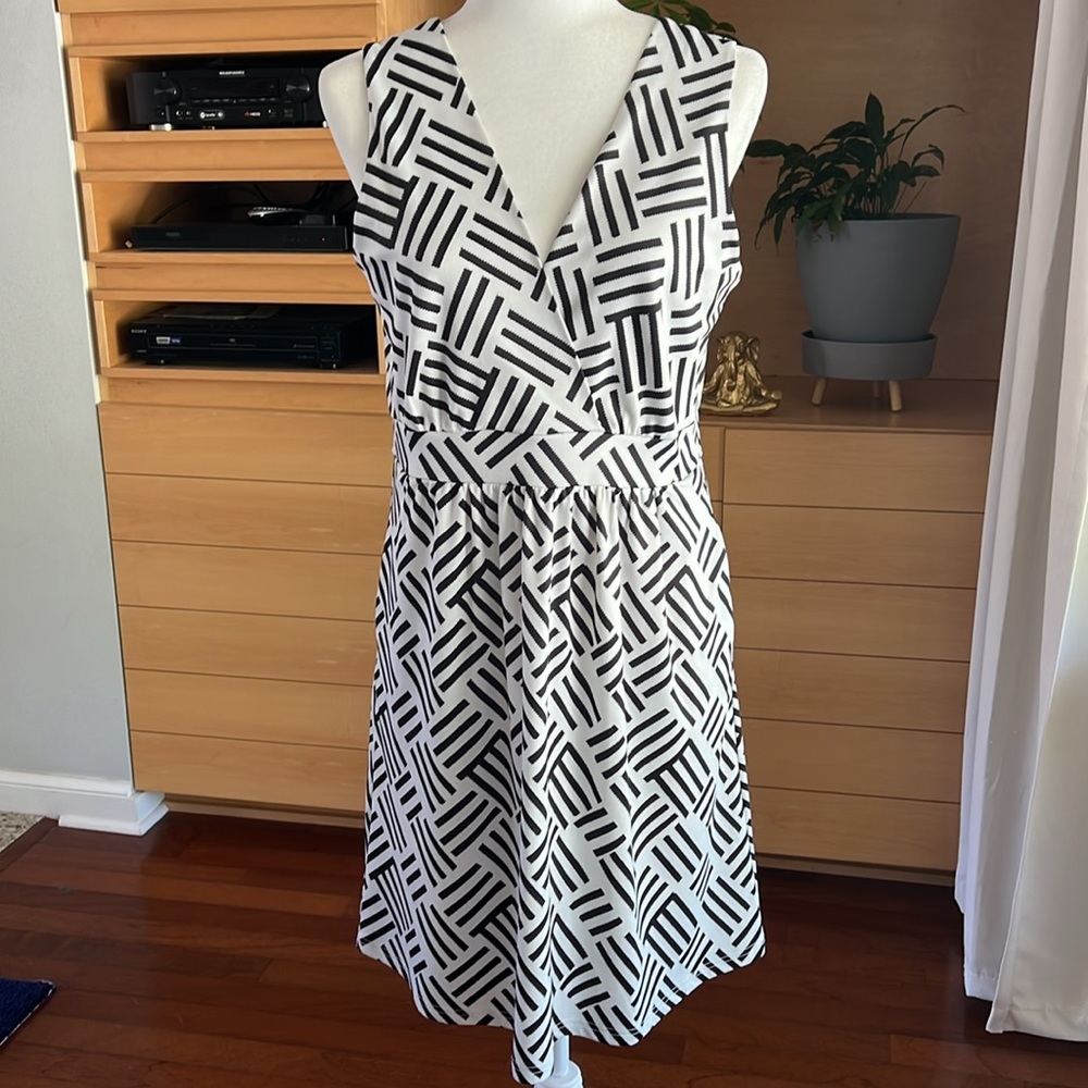 JADE dress, Black and white, Size Medium. Stretchy and Comfortable!